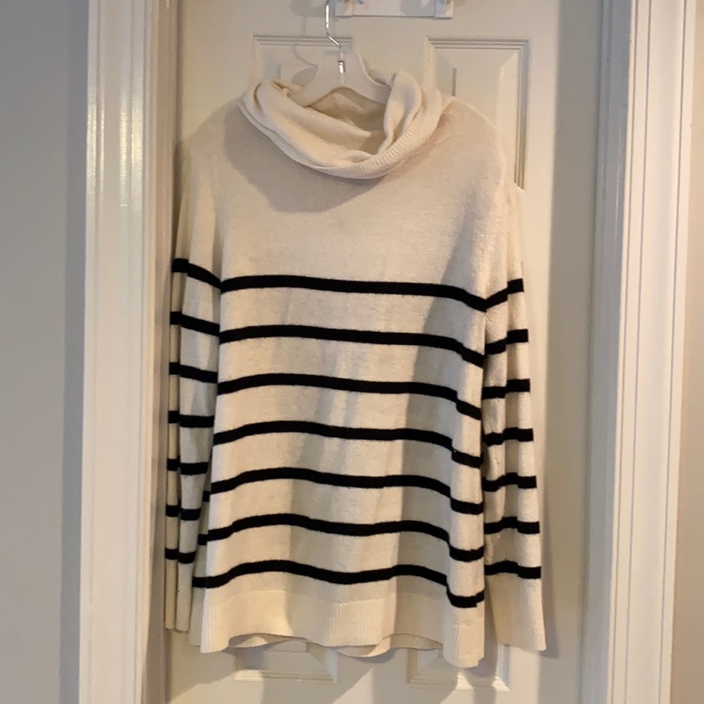 Old navy turtle neck sweater. Size Large.